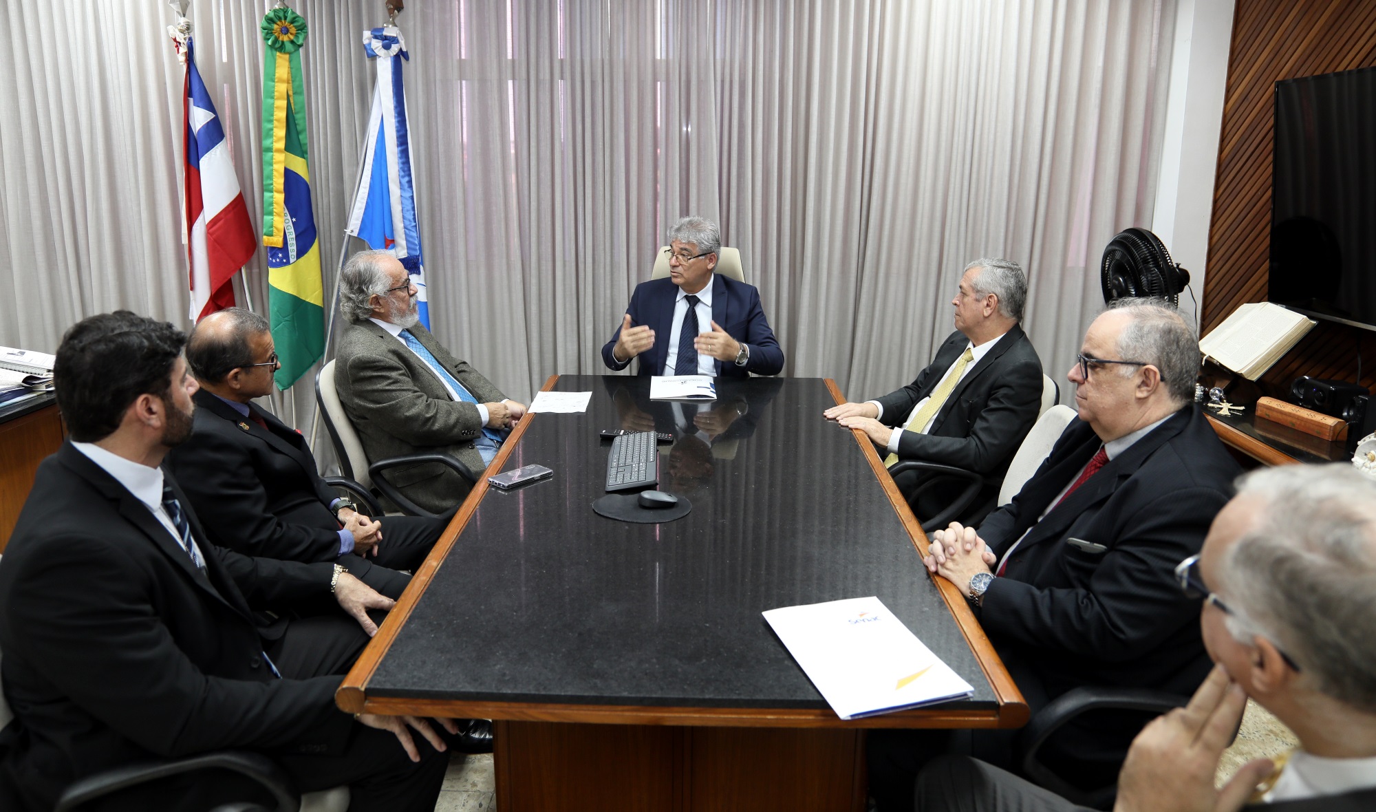 Representantes dos dois Trribunais sentam-se à mesa na Presidência do TRT-5